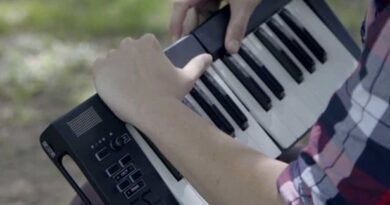 Wireless KOMBOS keyboard create music